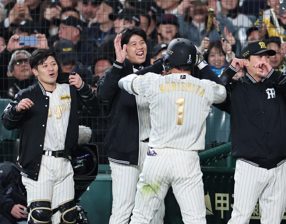 ５回、２ランを放った森下を迎える才木（撮影・田中太一）