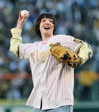 　始球式を務めるあいみょん