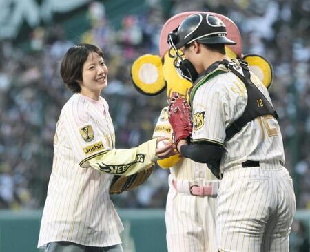 　坂本からボールを受け取るあいみょん