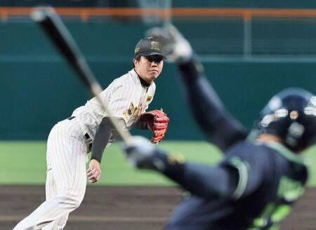 　ヤクルト打線相手に投げ込む才木