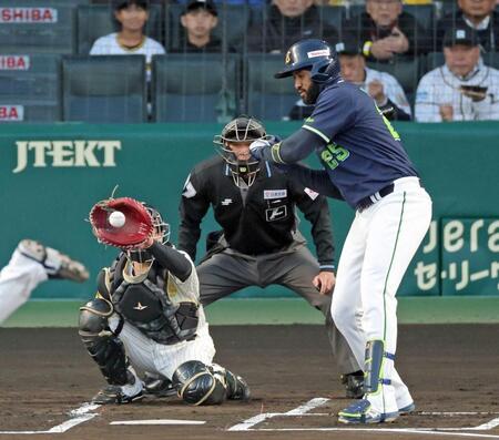 　才木がサンタナから見逃し三振を奪う