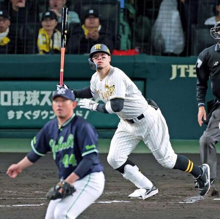 　８回、２ランを放つ佐藤輝（撮影・立川洋一郎）