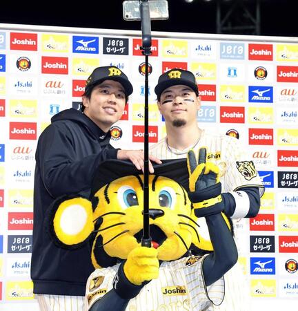 　お立ち台でトラッキーと写真に納まる才木（左）と佐藤輝（撮影・西田忠信）