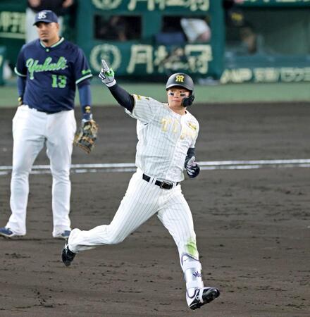 　５回、２ランを放ちライトスタンドを指さしてダイヤモンドを回る森下