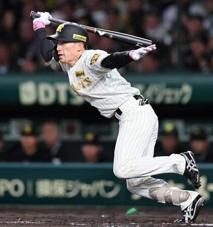 　３回、中前打を放つ福島（撮影・田中太一）