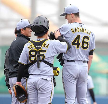 　１回、嶋村（８５）の送球が左腕に直撃し、心配されるラグズデール（撮影・坂部計介）