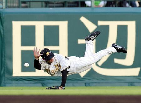 １回、福島は長岡の打球を捕球できず三塁打となる（撮影・山口登）