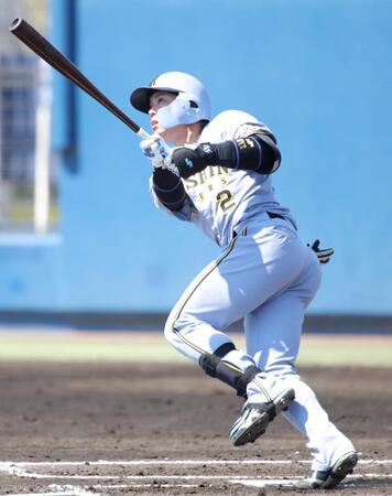 ２回、梅野は左越えに先制の２点本塁打を放つ（撮影・坂部計介）