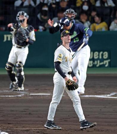 ４回、オスナを空振り三振に仕留めるルーカス（撮影・立川洋一郎）