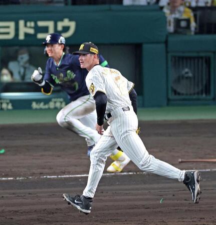 ５回、長岡を二ゴロに打ち取るルーカス（撮影・立川洋一郎）