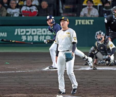 ６回、赤羽に適時二塁打を打たれ勝ち越しを許す早川（撮影・立川洋一郎）