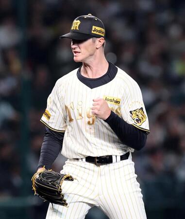 ３回、ルーカスはサンタナを中飛に打ち取りガッツポーズを見せる（撮影・山口登）