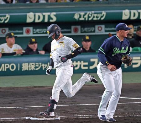 ８回、併殺打に終わる大山（撮影・立川洋一郎）