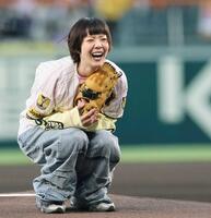 　始球式で投げ終えて座り込む、あいみょん（撮影・田中太一）