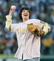 　始球式を務めるあいみょん