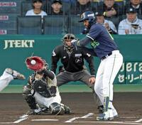 　才木がサンタナから見逃し三振を奪う