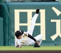 １回、福島は長岡の打球を捕球できず三塁打となる（撮影・山口登）