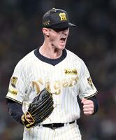 ５回、ルーカスは長岡を二塁ゴロに打ち取り雄たけびをあげる（撮影・山口登）