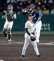 ４回、オスナを空振り三振に仕留めるルーカス（撮影・立川洋一郎）