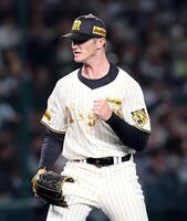 ３回、ルーカスはサンタナを中飛に打ち取りガッツポーズを見せる（撮影・山口登）