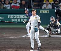 ６回、赤羽に適時二塁打を打たれ勝ち越しを許す早川（撮影・立川洋一郎）