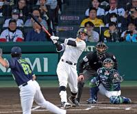 １回、同点に追いつく左犠飛を放つ佐藤輝（撮影・立川洋一郎）