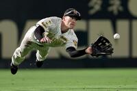 ８回、古賀の打球に飛びついて好捕する福島（撮影・田中太一）