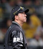 ６回を終え、投手交代を告げに向かう藤川監督（撮影・山口登）