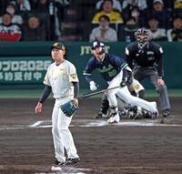 ６回、赤羽に適時二塁打を打たれ勝ち越しを許す早川（撮影・立川洋一郎）