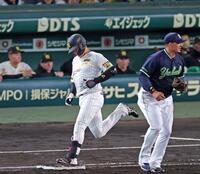 ８回、併殺打に終わる大山（撮影・立川洋一郎）