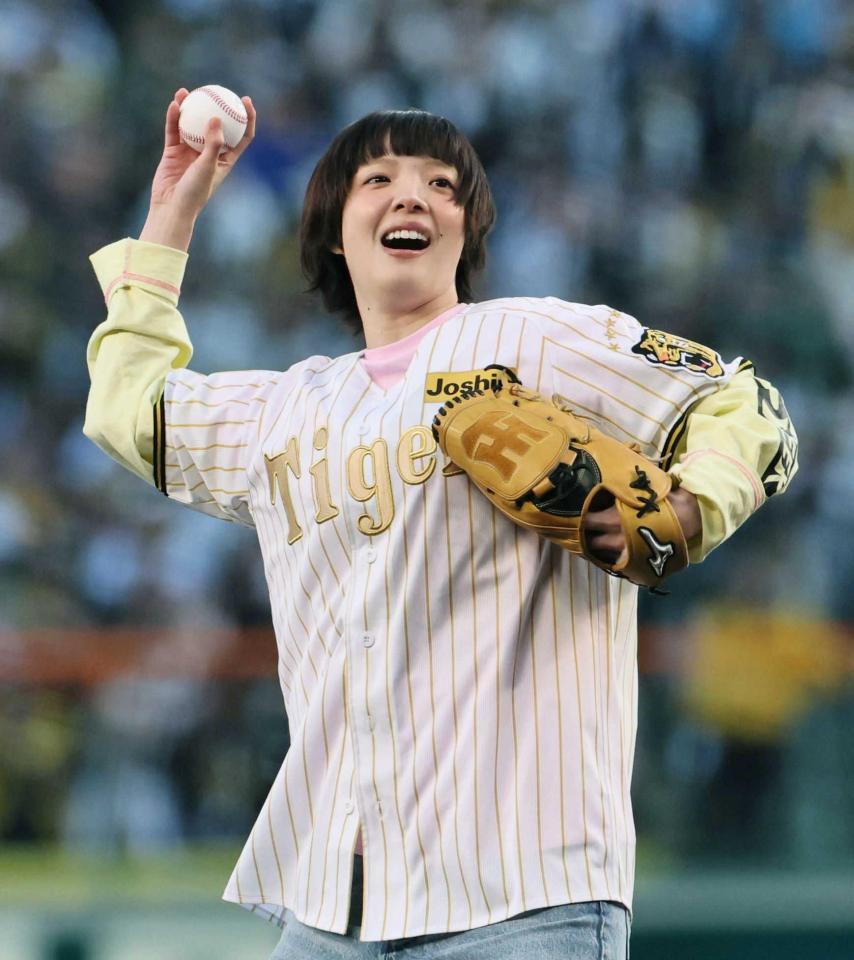 　始球式を務めるあいみょん