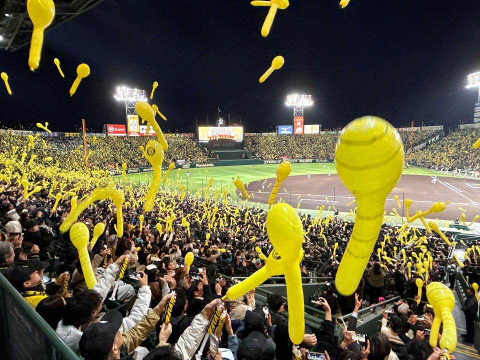 　甲子園の夜空に飛び交うジェット風船