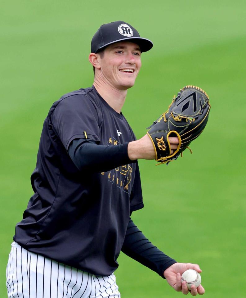 　登板へ向けて調整するルーカス（撮影・立川洋一郎）