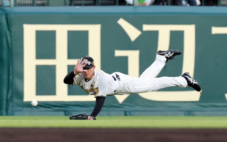 １回、福島は長岡の打球を捕球できず三塁打となる（撮影・山口登）