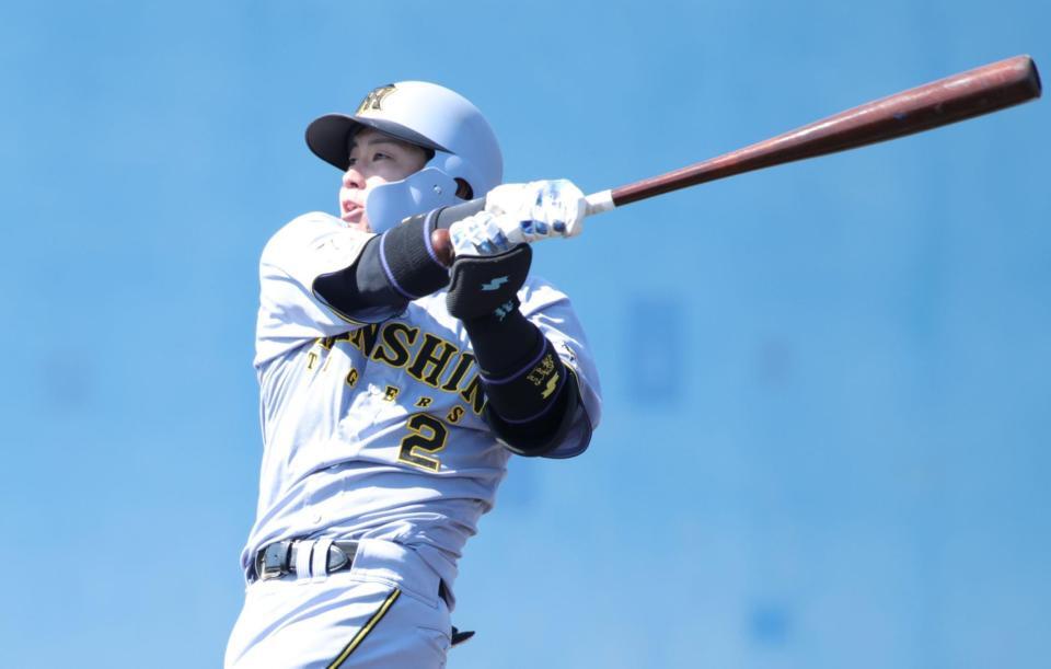 ４回、梅野は左翼フェンス直撃の二塁打を放つ（撮影・坂部計介）