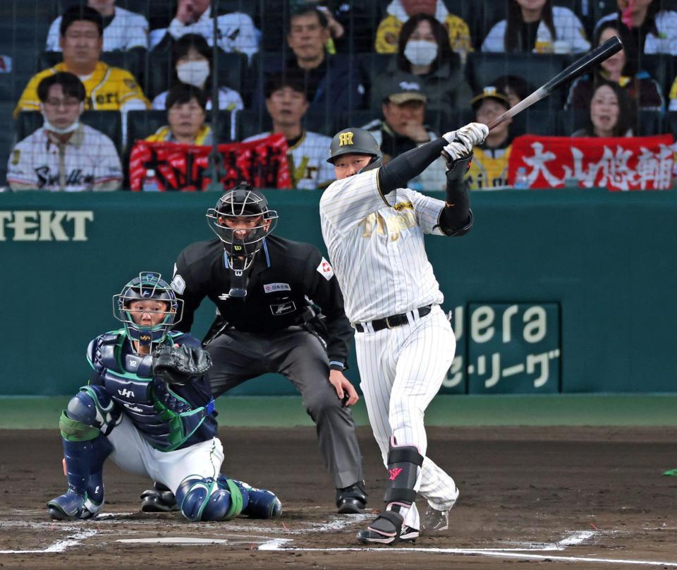 １回、左前打を放つ大山（撮影・立川洋一郎）