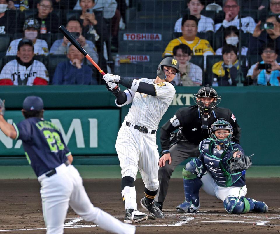 １回、同点に追いつく左犠飛を放つ佐藤輝（撮影・立川洋一郎）