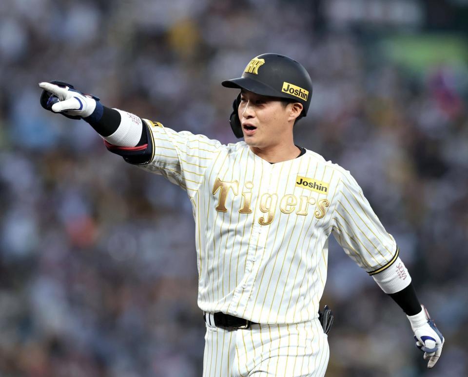 １回、勝ち越し適時打を放った木浪はベンチにポーズを送る（撮影・山口登）