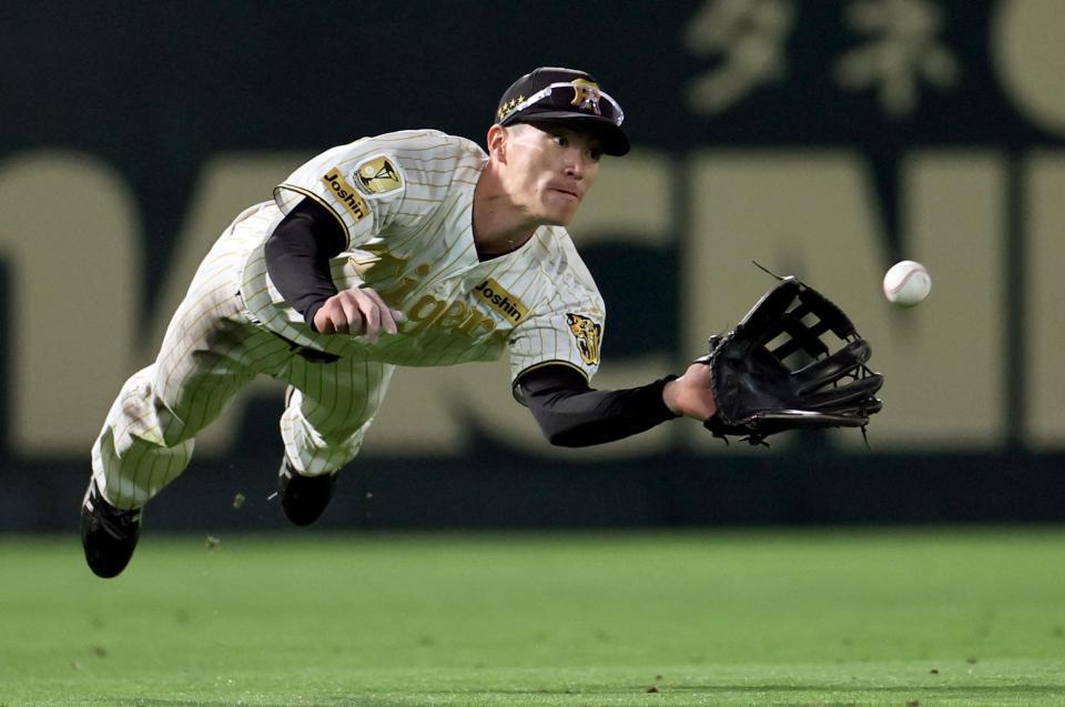 ８回、古賀の打球に飛びついて好捕する福島（撮影・田中太一）