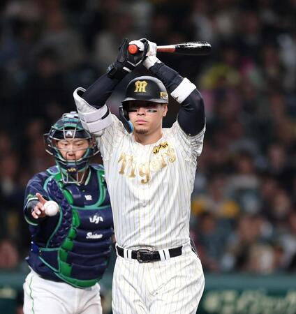 ５回、空振り三振に倒れベンチに戻る佐藤輝（撮影・山口登）