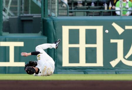 　１回、福島は打球を捕球できず三塁打となる（撮影・山口登）