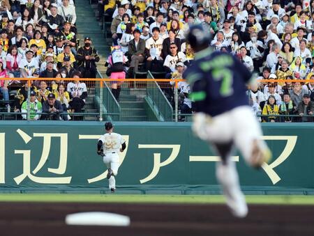 １回、福島は長岡の打球を捕球できず三塁打となる（撮影・山口登）