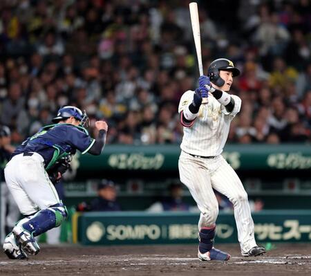 ８回、空振り三振に倒れる木浪（撮影・山口登）