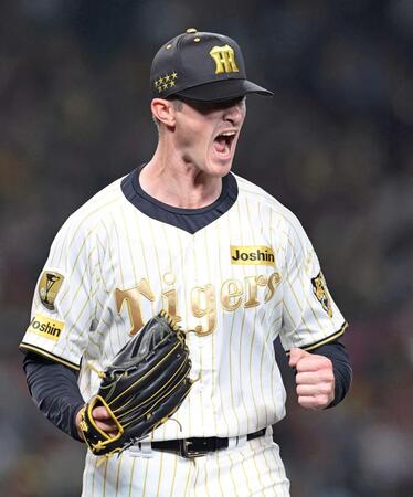 　５回、ルーカスは長岡を二ゴロに打ち取り雄たけびをあげる（撮影・山口登）