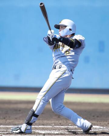 ２回、梅野は左越えに先制の２点本塁打を放つ（撮影・坂部計介）