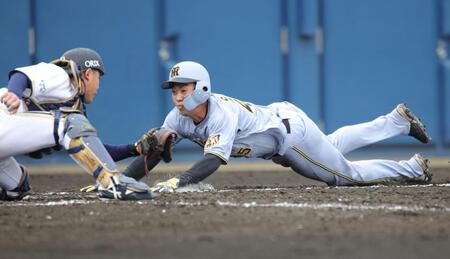 ５回、糸原の内野ゴロで三走・佐野が本塁を突いたが憤死（撮影・坂部計介）