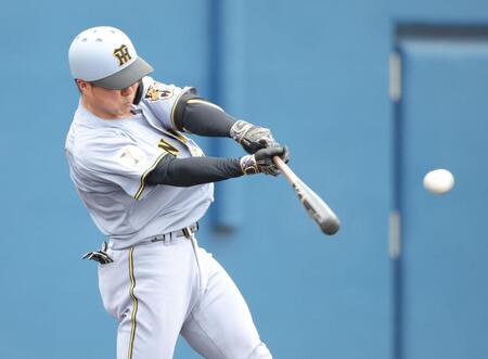 ４回、長坂は左中間に適時二塁打を放つ（撮影・坂部計介）