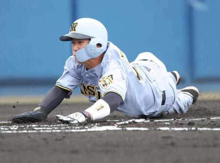 １回、糸原は右前打で二走・山田はヘッドスライディングで生還、先制点をあげる（撮影・坂部計介）