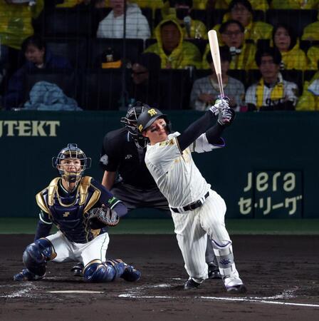 ４回、左越えに先制ソロを放つ森下（撮影・山口登）