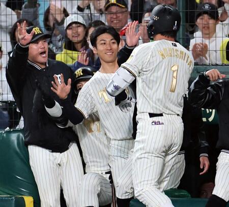 ４回、ソロを放った森下を迎える茨木（撮影・田中太一）